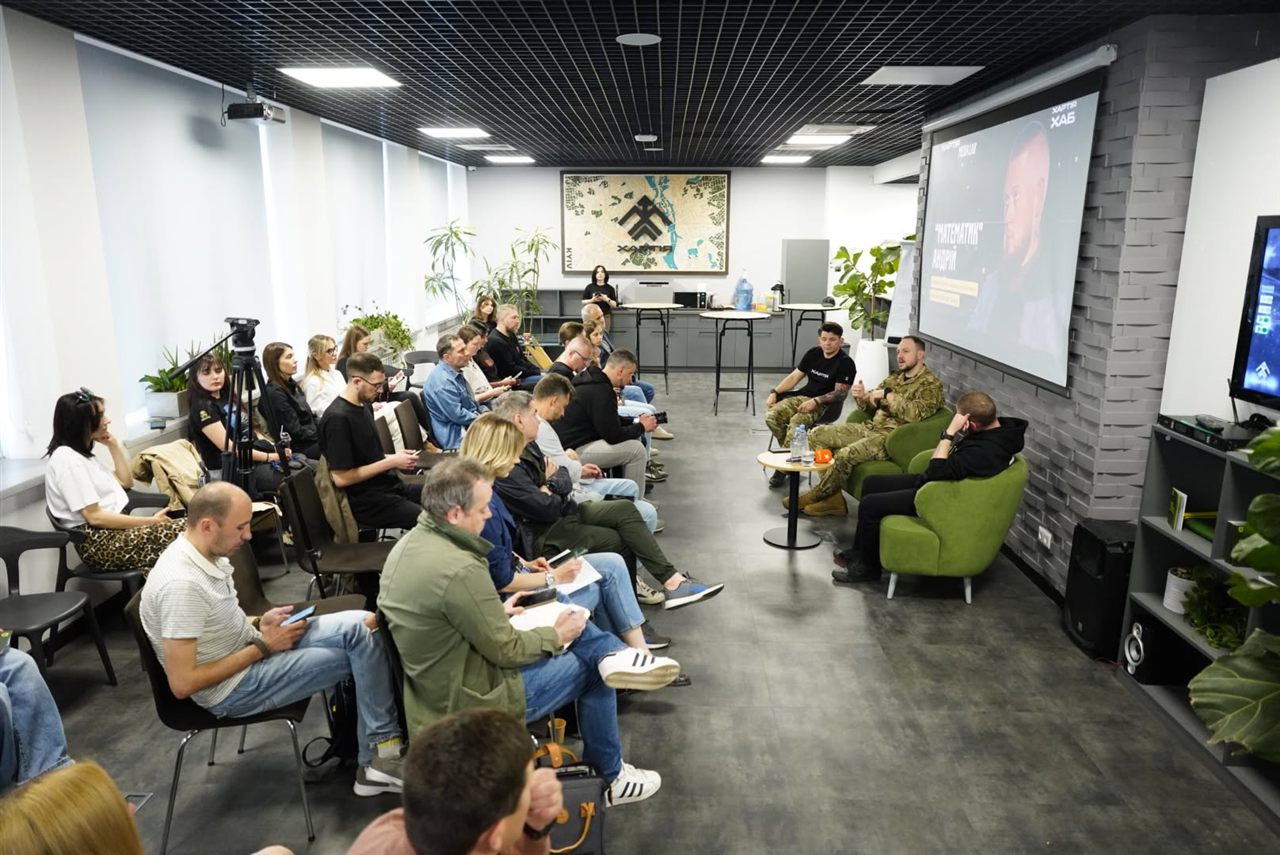 Зустріч із військовими у Хартія-Хабі: спікери спілкуються з повною залою відвідувачів
